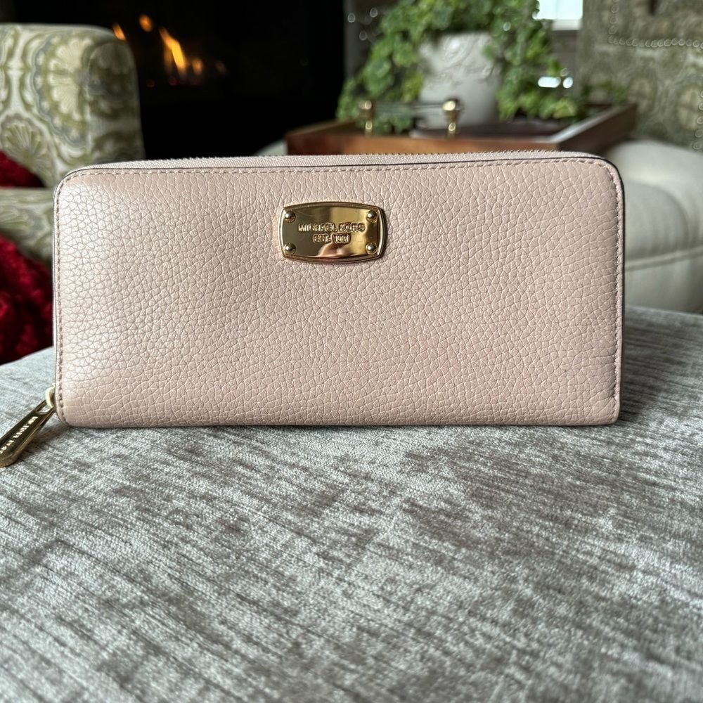 Michael Kors Jet Set Travel Leather Large MK Continental wallet